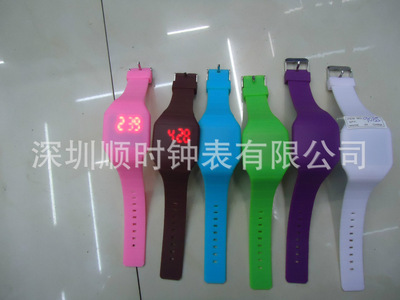 新款觸摸屏電子手表 深圳順時(shí)鐘表引領(lǐng)電子鐘表批發(fā)新風(fēng)尚